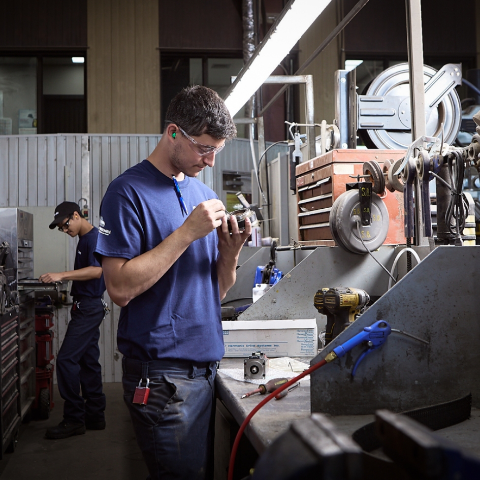 Électromécanicien dans le secteur maintenance