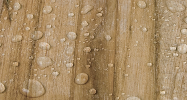 Perles d'eau à la surface d'un plancher de bois protégé par Waxin de Prolam